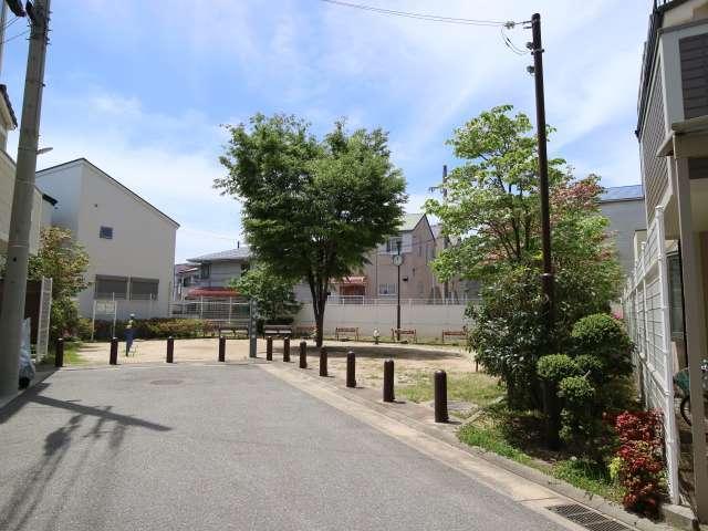 周辺の道幅は比較的広く、地勢は平坦です。