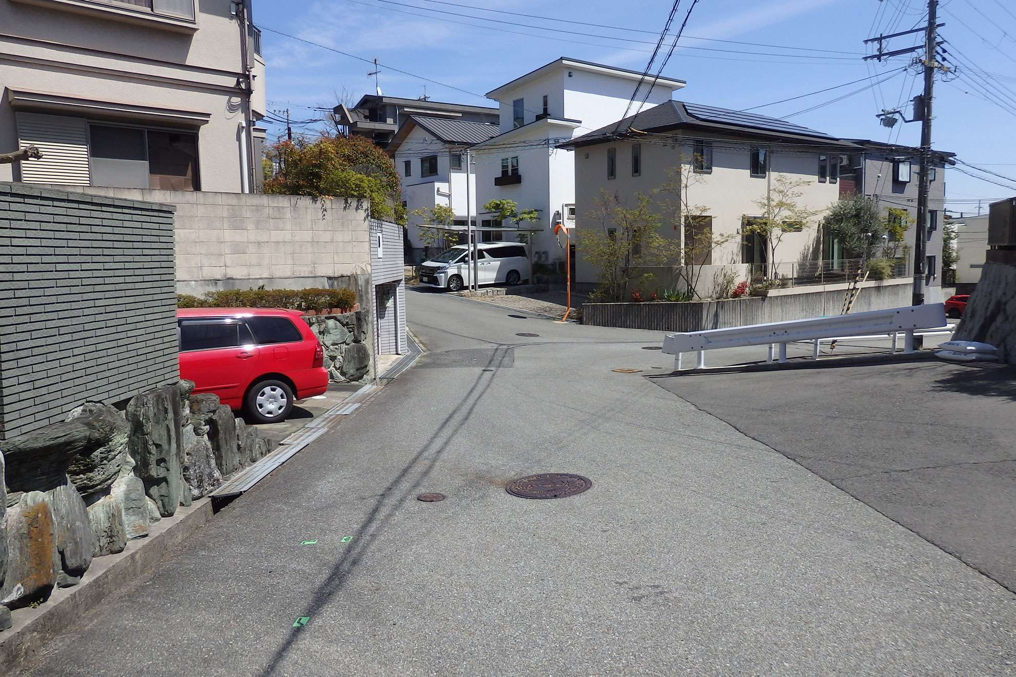 入り組んだ印象の街並みですが、車の通りが少ない静かな住環境。