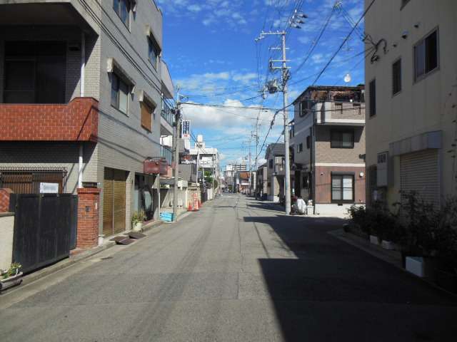 一部、道幅が狭い場所もありますが、区画の整った街並みです。