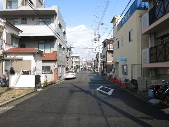 一戸建てやマンションなどが混在し、地勢は平坦です。