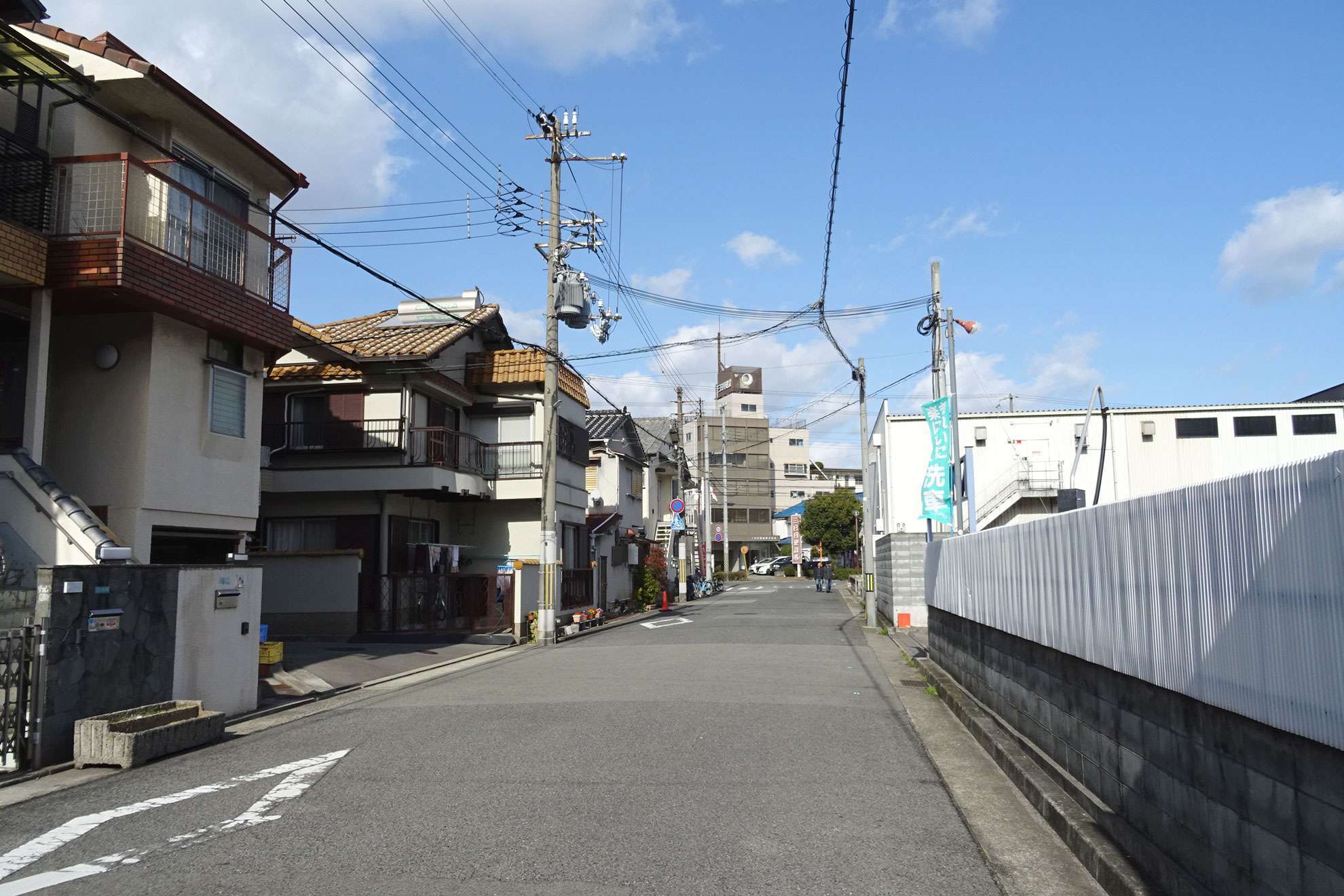 『東町1丁目』は一戸建1てとマンションが混在する町。地勢は平坦です。