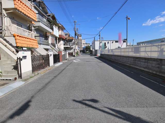 道幅は広く区画が整っており、すっきりとした街並みです。