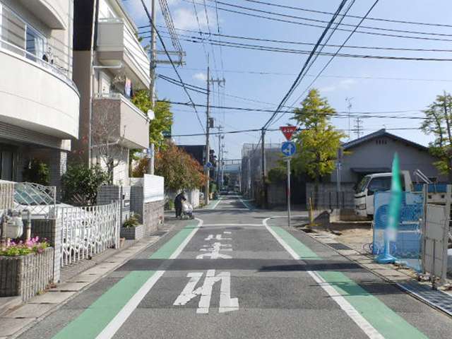 道幅の狭い昔ながらののどかな雰囲気の街区と、区画の整った閑静な街並みの街区とがあります。