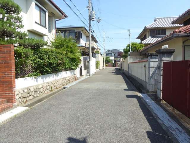 周辺の道のりはややアップダウンがあり、風致地区に指定されています。