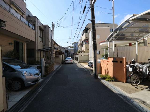 『北名次町』は一戸建てやマンションが並ぶ区画の整った住宅地。