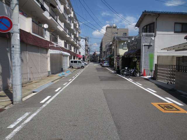 商業系の用途地域内ですが、一戸建てやマンションなどの住居が多く立ち並んでいます。