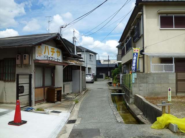 道幅は狭くやや入り組んだ昔ながらの街並みで、ところどころに田畑が残っています。