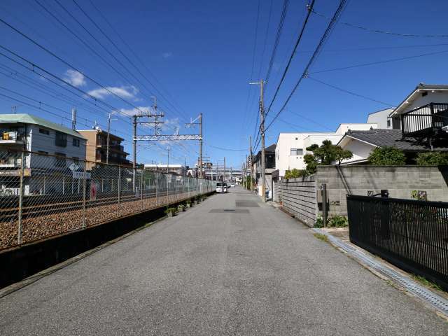 町の西側には阪急今津線が通っています。