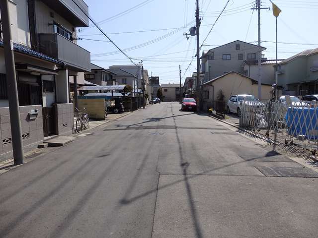 一戸建てやマンション、アパートなどが立ち並ぶ街。