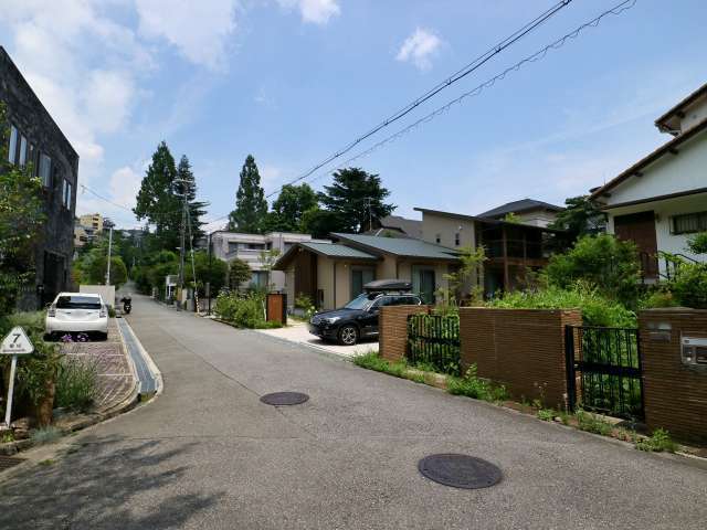 生け垣のある家が多いです。