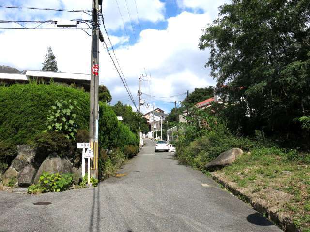 駅からの道のりは比較的勾配が急な坂道。(標高約170m)