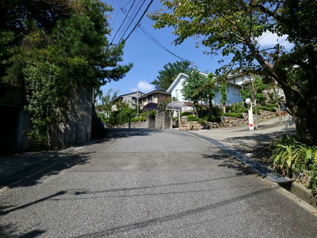 甲山の山麓に位置し、町のいたる所に緑が見受けられる自然豊かな環境。