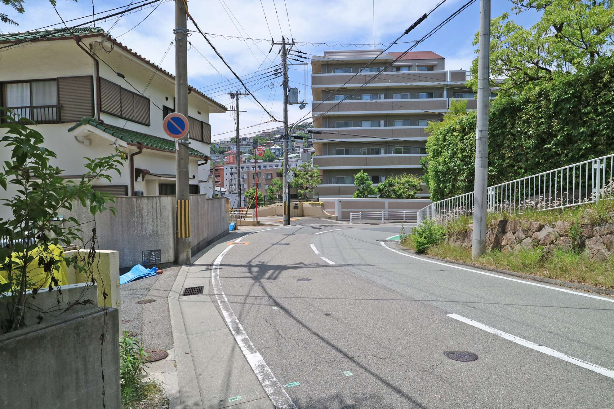 『甲陽園日之出町』は一戸建てやマンションが並ぶ、高台の閑静な住宅地。