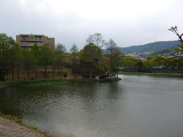 町から南西に少し行ったところにある『大池公園』。大きな池の周りがぐるりと遊歩道になっています。