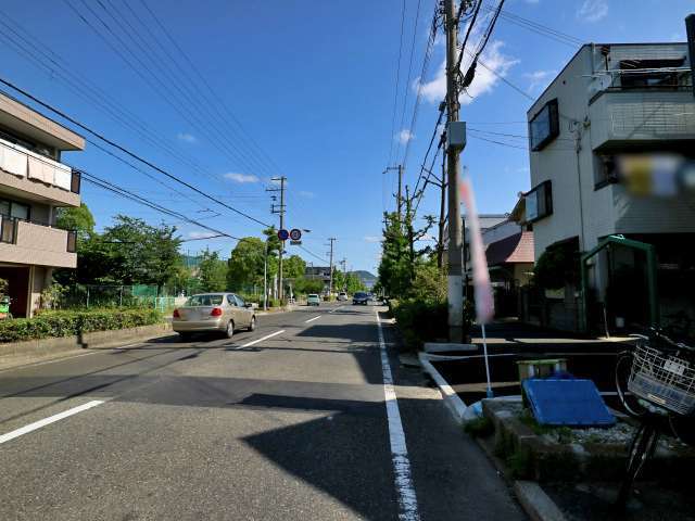 道幅が広く区画が整っており、すっきりとした街並みが魅力です。