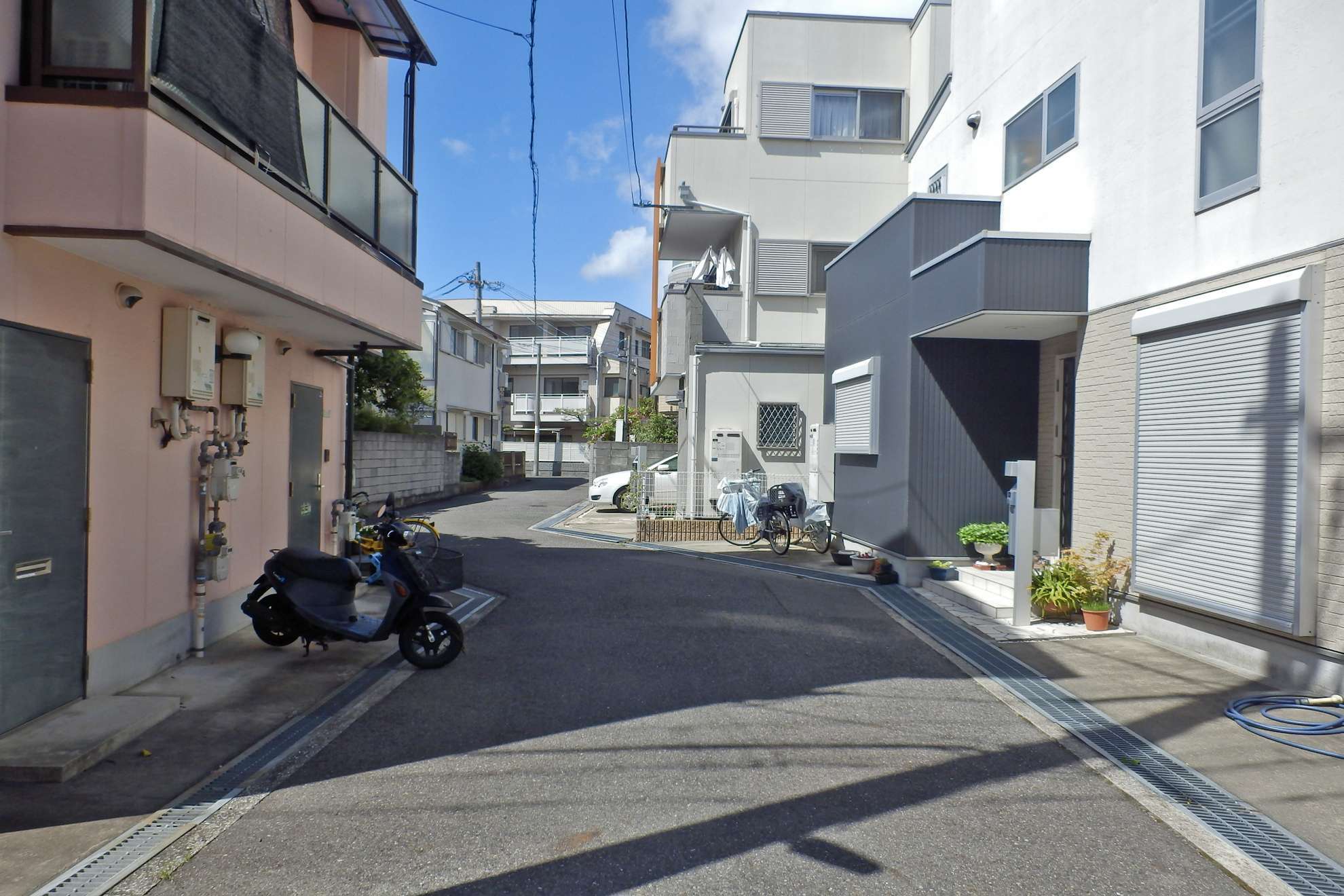 一戸建てが多く並ぶ住宅地です。