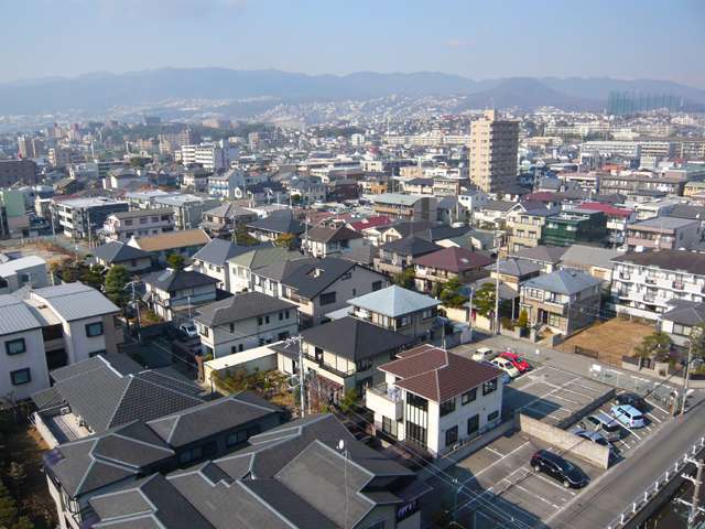 区画の整った平坦な住宅地で、一戸建てが中心に建ち並んでいます。