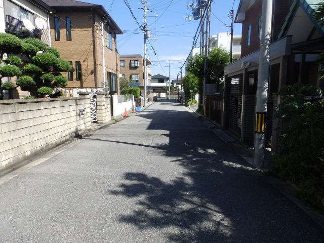 低層の建物が多く、日当たりの良い住環境。