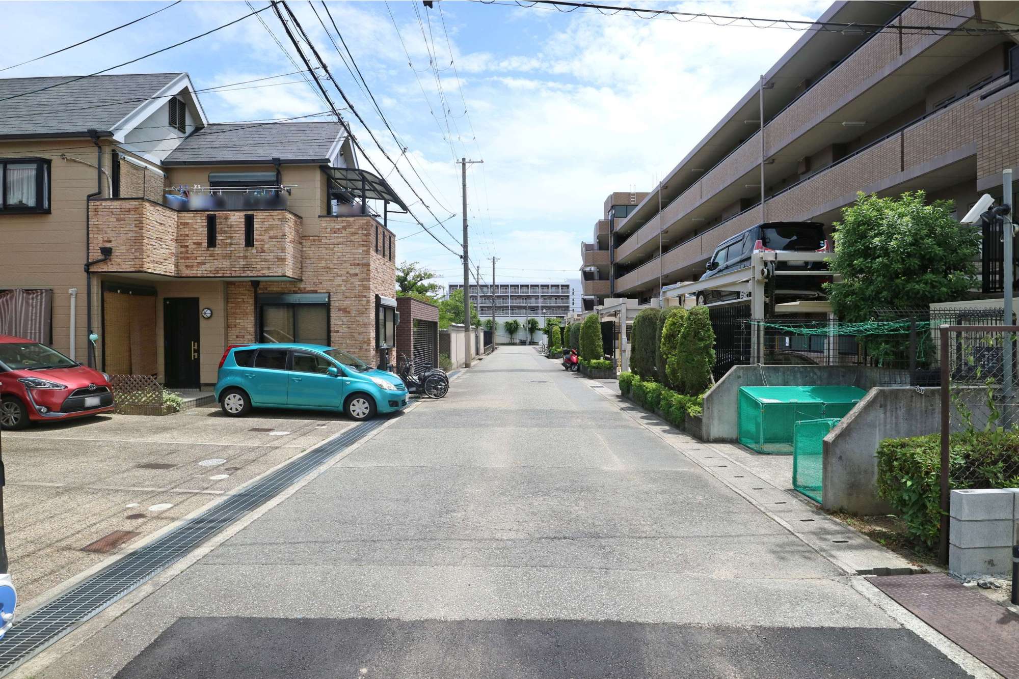 一戸建てやマンションなどの住宅地の他、店舗や教育施設などの生活施設も多く立ち並ぶ町です。