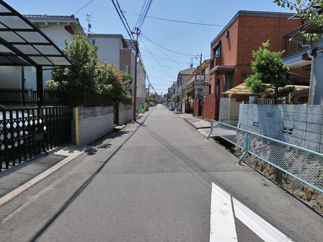 一戸建てとマンションが混在する住宅地。