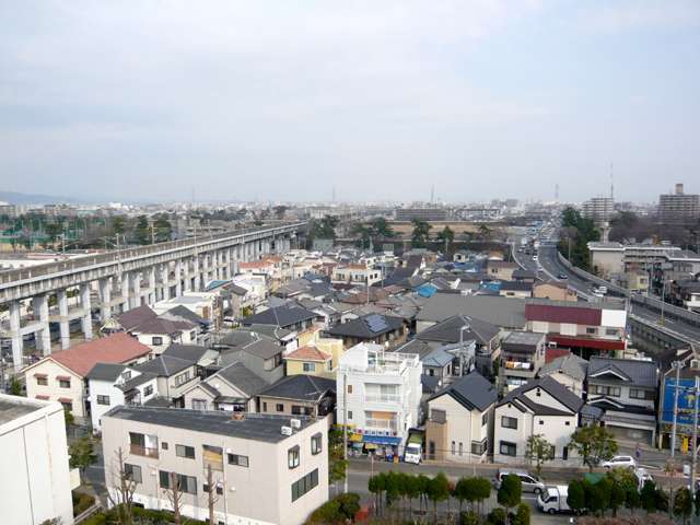 『上大市5丁目』遠景。一戸建てが中心に並んでおり、新幹線の高架が走っています。