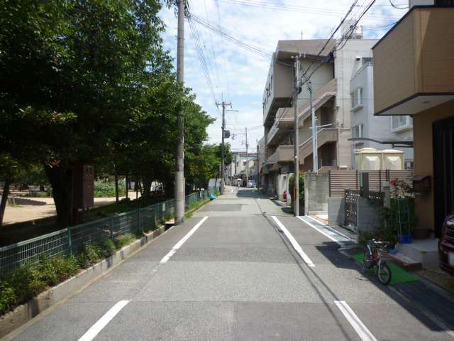 地勢は平坦で、すっきりした印象の街並み。街なかに大きな公園が広がっており、気軽に体を動かすことができます。