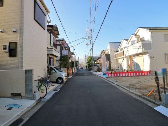 一部道幅の狭い場所もありますが、比較的区画の整った街並みです。