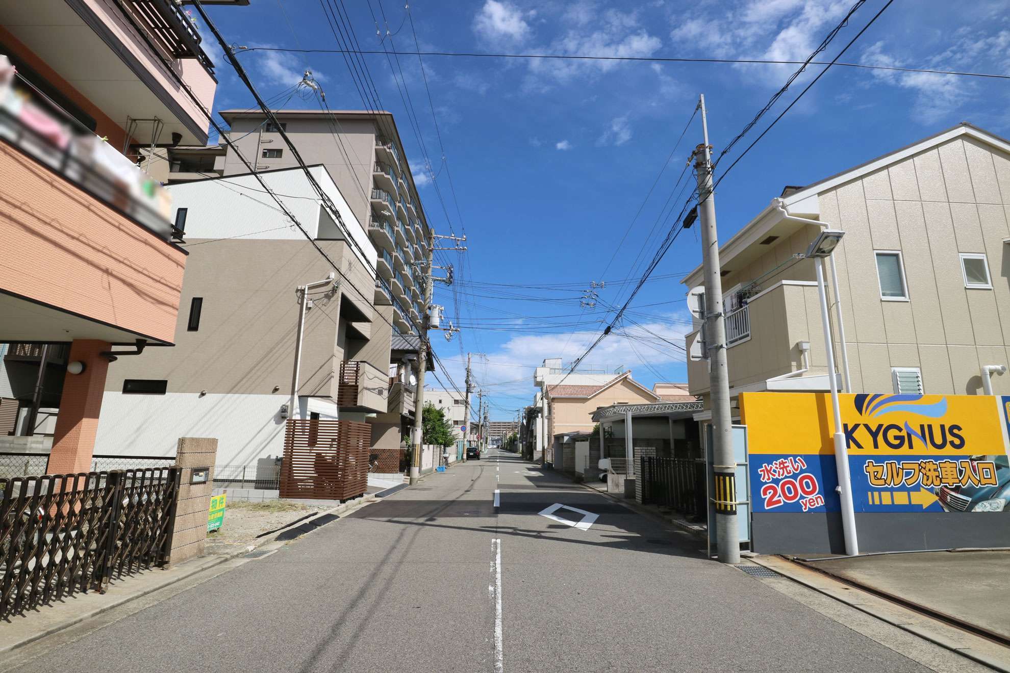 直線的な街路で、すっきりとした街並み。