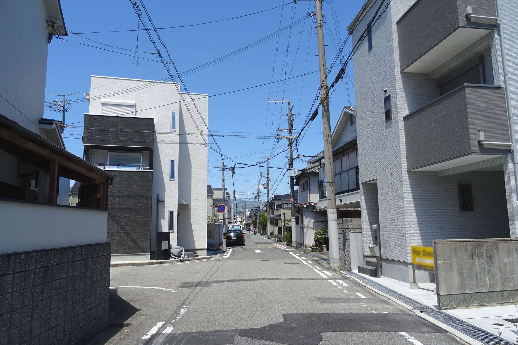 道幅の狭い場所が多いですが、落ち着いた雰囲気の街並み。