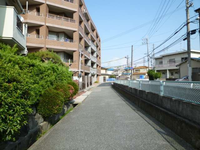 町の南西部を西方向から見た景色。一戸建てやマンションが混在しています。