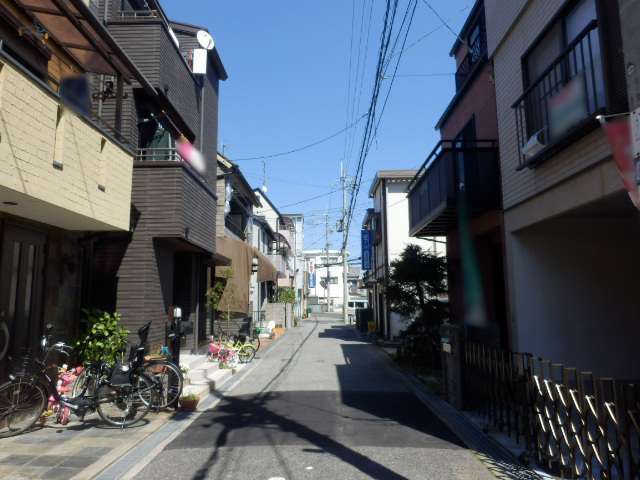 町の南部を西方向から見た景色。道幅が狭い街路が多いです。