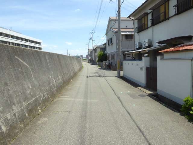 町の北西側には水路が流れています。