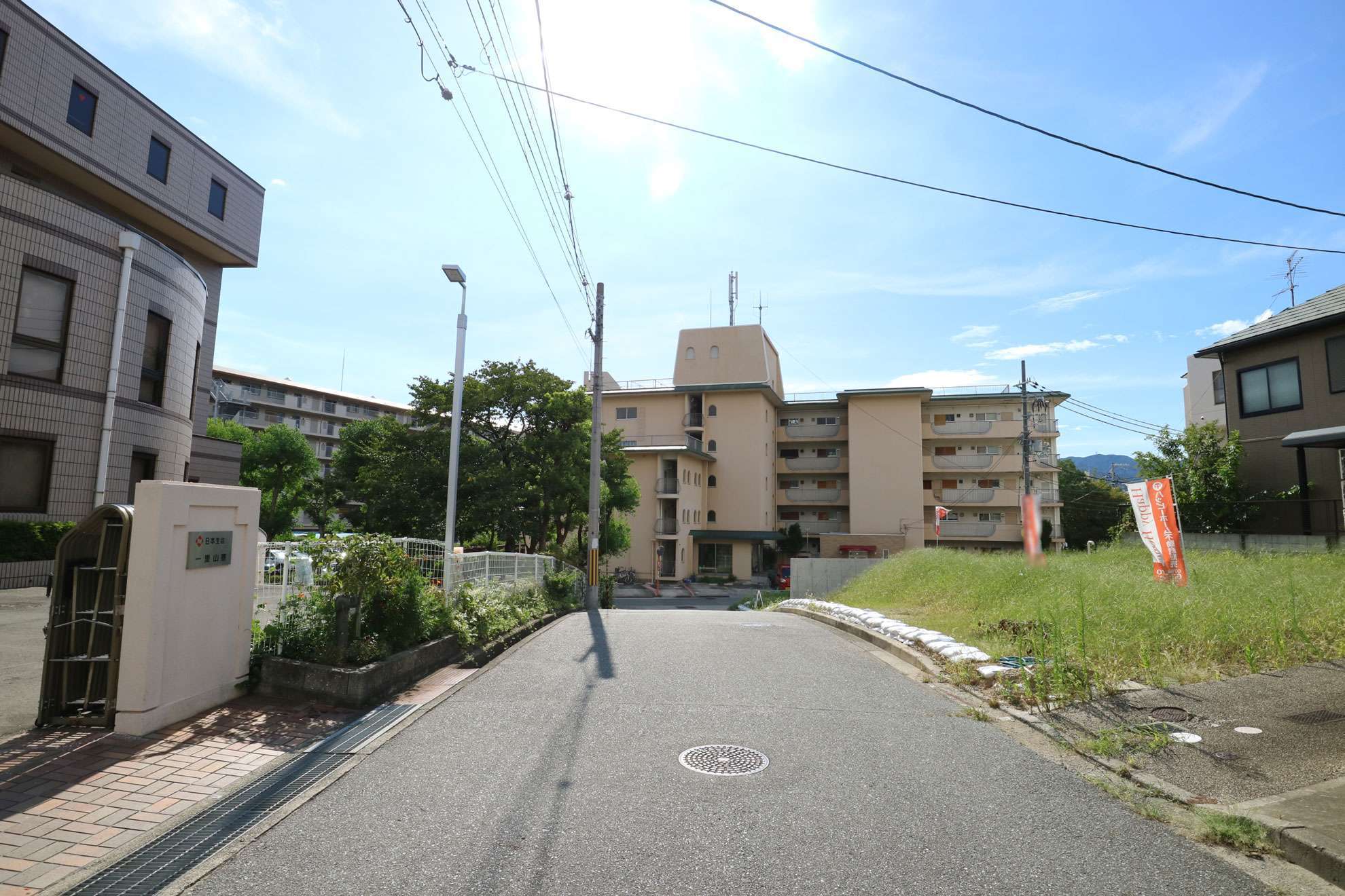 道幅は広く、区画も整っています。