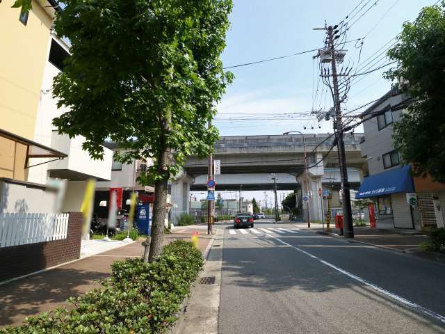 町の南側には阪神本線の高架が通っています。