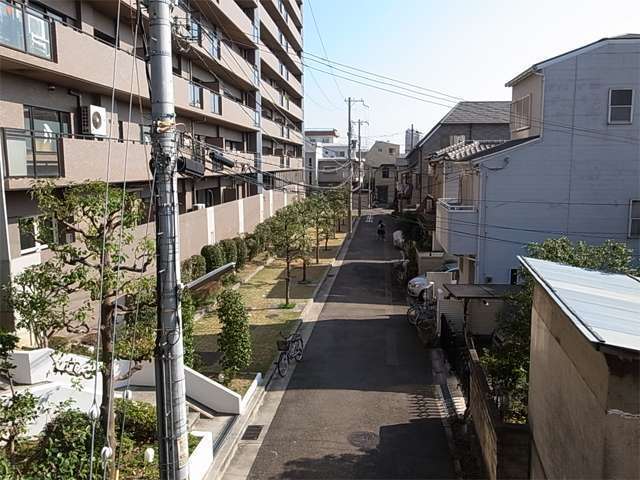 マンションと一戸建てが混在する住宅地。