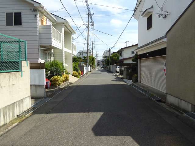 比較的区画の整った住宅地で、地勢は平坦。