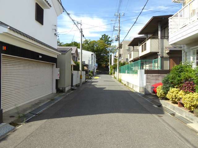 町の西側には武庫川が流れ、河川敷は散歩コースにぴったり。