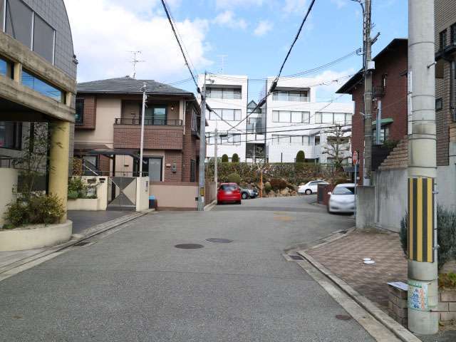 道幅は比較的広く、地勢は平坦。