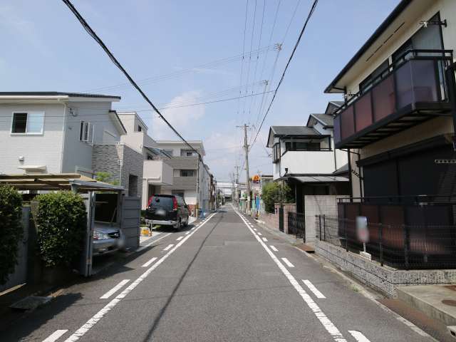 区画の整った町並みで、低層の建物が立ち並んでいます。