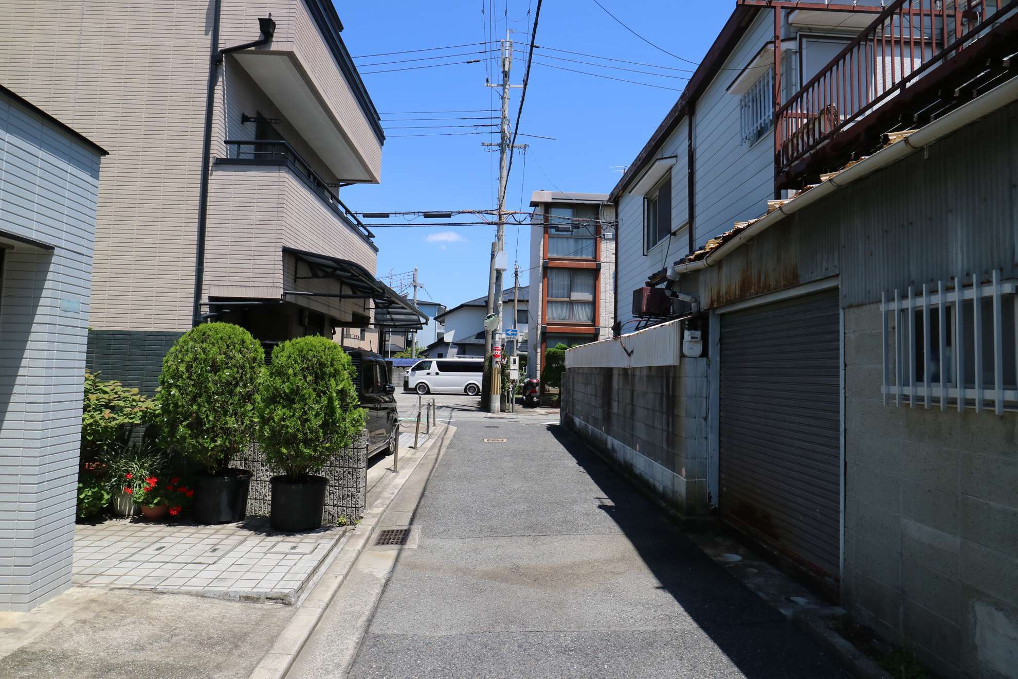 住宅地内は道幅が狭くなっています。