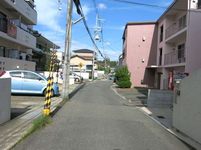 入り組んだ街並みで、一戸建てやマンションなどが混在しています。