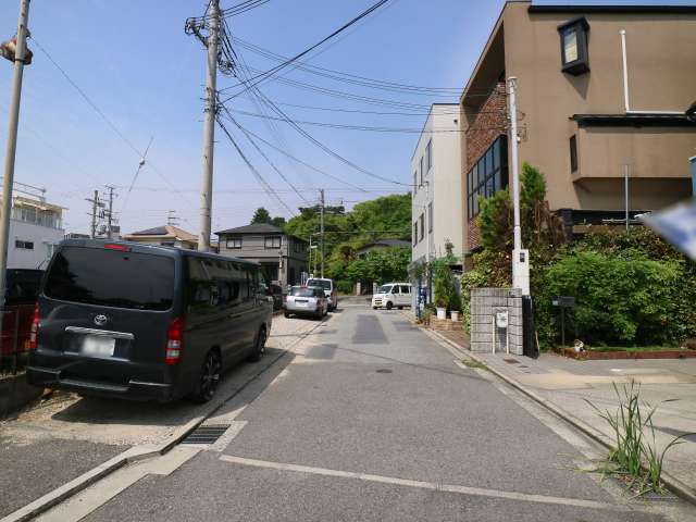 木々や田畑が点在し、のどかな雰囲気があります。