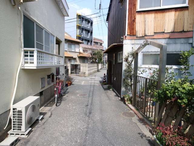 道幅が狭く入り組んだ場所が多くあります。