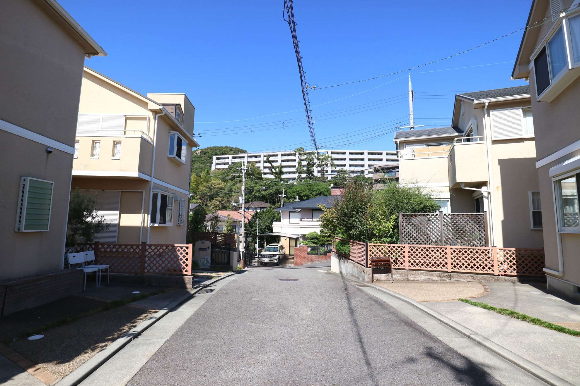 第1種低層住居専用地域に指定された閑静な住宅地。一戸建てやマンションなどが混在しています。