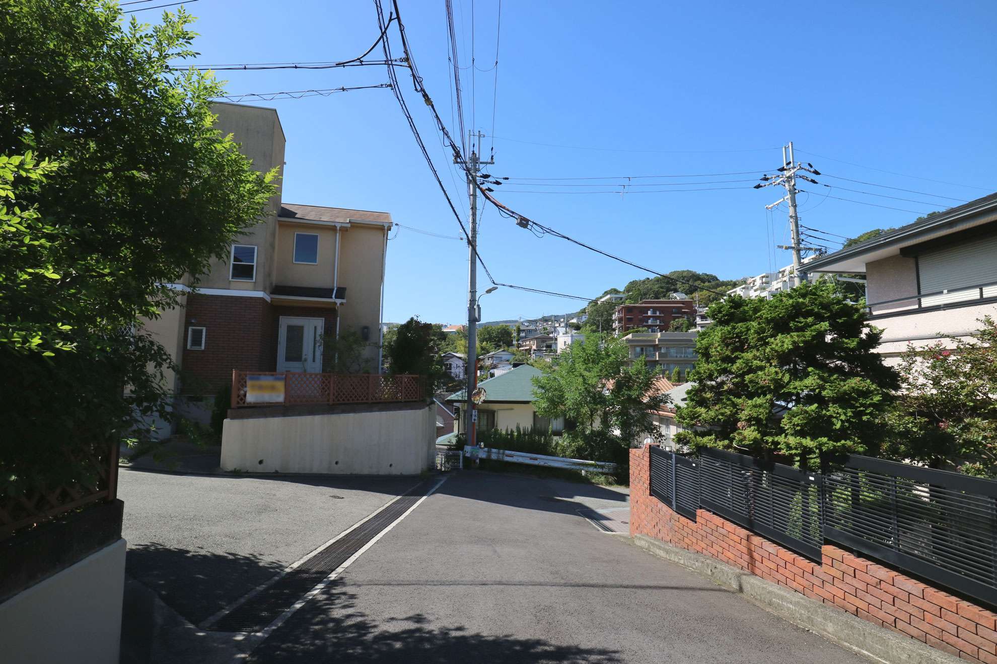 アップダウンが多い山手の街並みですが、周囲を山に囲まれ、四季の移ろいを身近に感じられる住環境が魅力です。