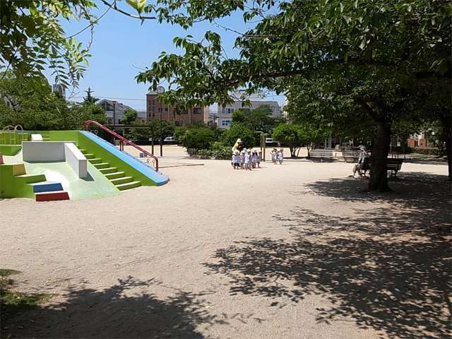 町の南東側にある『八ツ松公園』。南北2つのゾーンに分かれていて、南半分は広場。北半分には、遊具やベンチが設置されています。