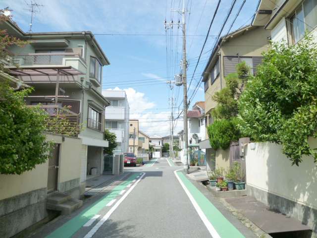 一戸建てが中心に立ち並んでいます。