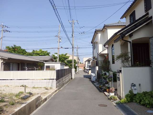 道幅はやや狭めですが、地勢は平坦です。