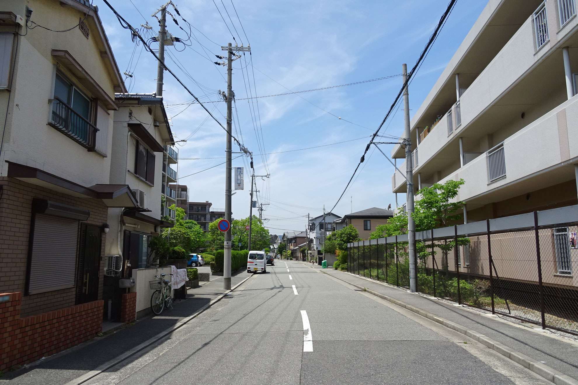 団地やマンション、一戸建てが混在する住宅地。地勢は平坦で比較的区画の整った街並み。