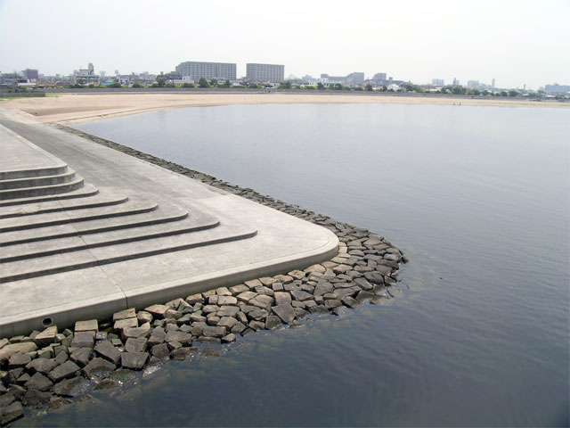 『甲子園浜海浜公園』は、阪神本線「甲子園」駅から南西方向の海辺にあり、砂浜と松林がきれいなところです。